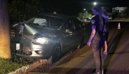 Veículo colide contra poste de iluminação