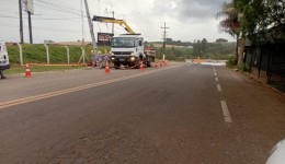 Celesc realiza troca de poste de energia elétrica após colisão de veículo