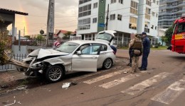 Colisão entre dois carros mobiliza equipes de resgate no centro