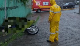 Motociclista de 18 anos morre ao se chocar contra cabo de alta tensão