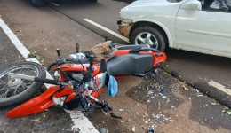 Colisão entre moto e carro deixa duas pessoas feridas
