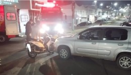 Colisão entre carro e moto deixa jovem ferida