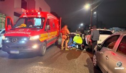 Mulher sofre queda de motocicleta, tenta buscar socorro e acaba colidindo contra carro