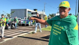 Manifestantes movimentam o Centro de Chapecó neste domingo