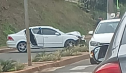 Motorista fica ferido após colidir veículo contra poste