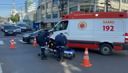 Colisão entre carro e moto deixa mulher ferida na área central