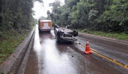 Carro ocupado por duas pessoas tomba na SC 305