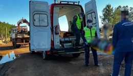 Trabalhador fica ferido ao cair de carroceria de caminhão