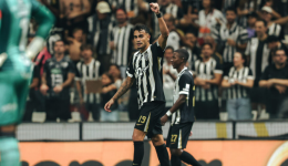 Galo vence o Vitória por 2 a 1 e chega à 50ª vitória na Arena MRV
