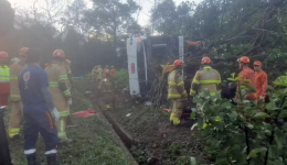 Ônibus com 56 pessoas tomba na BR-040 e deixa pelo menos 10 mortos