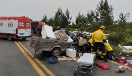 Violenta colisão frontal deixa três pessoas feridas em rodovia catarinense
