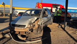 Carro perde controle, salta canteiro e atinge muro