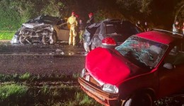 Duas pessoas morrem após acidente envolvendo seis veículos na BR-277