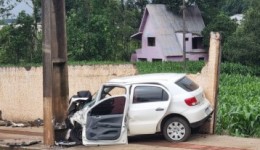 Mulher fica gravemente ferida após carro colidir contra poste na Avenida Willy Barth
