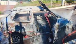 Fiat Palio fica praticamente destruído após incêndio no centro