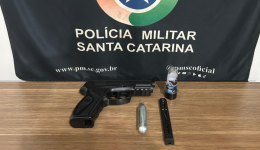 Jovem é flagrado com simulacro de arma de fogo após denúncia de ameaça