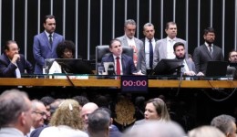 Câmara aprova PEC que reduz jornada semanal para 40 horas e acaba com escala 6x1