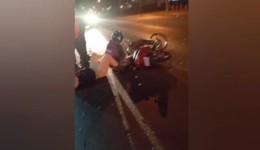 Duas pessoas ficam feridas após colisão entre carro e moto na Avenida Natalino Faust