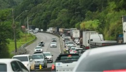 Retorno do litoral provoca longos congestionamentos em rodovias de Santa Catarina