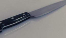 Mulher é presa após cravar faca no peito de companheiro em Joaçaba