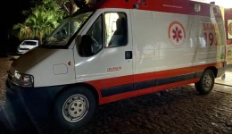 Acidente entre carro e moto deixa jovem ferido