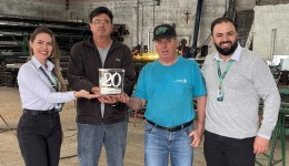 Metalúrgica Mapin completa 20 anos e recebe homenagem do Sicoob Vale Sul