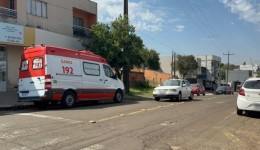 Mulher fica ferida após ser atropelada por carro