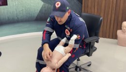 Aprenda como desengasgar um bebê com a dica do SAMU 192