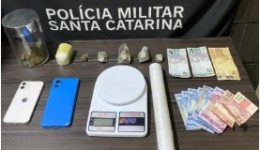 Dupla é detida após drogas serem encontradas em veículo e em residência
