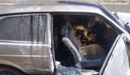 Homem incendeia carro do irmão em Modelo, mas dono do veículo possuía mandado de prisão em aberto e ambos acabam presos
