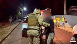 Homem embriagado é preso após atropelar e prensar amigo contra muro com caminhonete