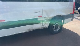 Condutor de motocicleta fica ferido após colisão com van