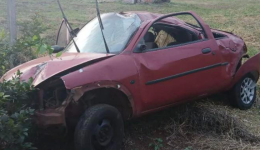 Mulher fica ferida após capotamento na PR-562