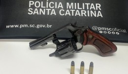 Homem é preso com arma depois de agredir e ameaçar mulher