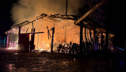 Incêndio de grandes proporções destrói galpão de madeireira