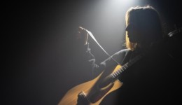 Cantora que venceu festival da canção e não recebeu prêmio será indenizada