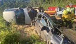 Carreta tomba sobre carro e casal morre em acidente na BR-282