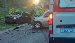 Tragédia na BR-282 deixa dois mortos e vários feridos em grave colisão