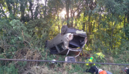 Carro apresenta falha nos freios, capota e deixa jovem ferido na SC-157