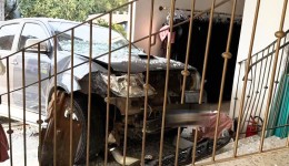 Hilux invade loja após colisão de forte impacto no Centro