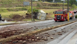 Caminhão desgovernado atinge carro e tomba na avenida Júlio Assis Cavalheiro