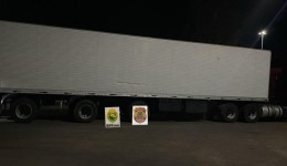 Polícia Federal intercepta carreta com 22 toneladas de pera e 8 de camarão