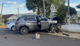Forte colisão envolve dois veículos e deixa uma pessoa ferida
