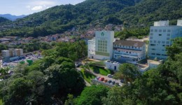 Menina de 5 anos é entubada após ser esquecida em carro sob calor de 38 °C