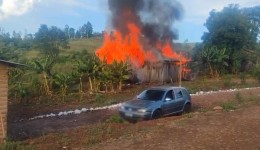 Residência é totalmente destruída por incêndio na tarde de domingo