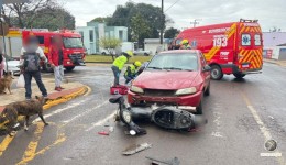 Colisão entre carro e moto deixa dois jovens feridos no centro