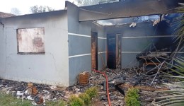 Incêndio destrói casa no interior