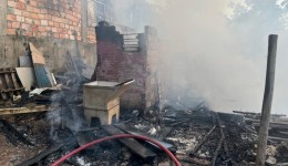 Residência é destruída por incêndio