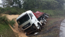 Carreta com trigo tomba às margens da BR-282