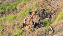 Carro sai da pista e cai em ribanceira na BR-163